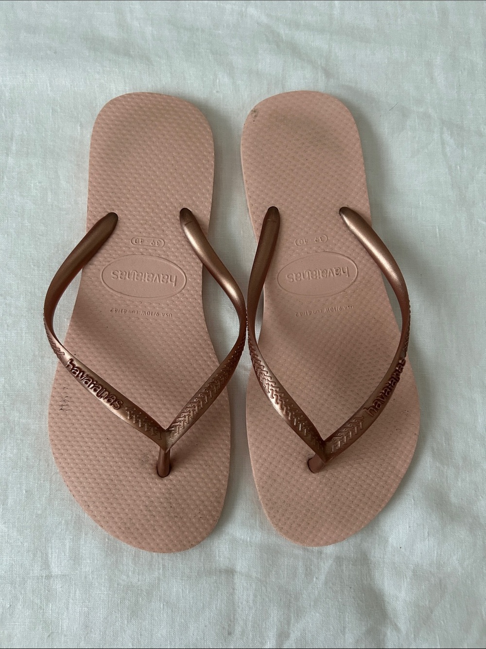 Havaianas women's blush flip sandals with metallic bronze straps, Sz. Us 9/10W.